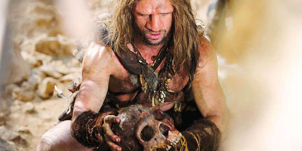 Critique du prof' : Ao le dernier Néandertal (film) - Ao tenant le crane d'un ancêtre dans ses mains. La critique du film fut régulièrement accès sur le personnage principal.