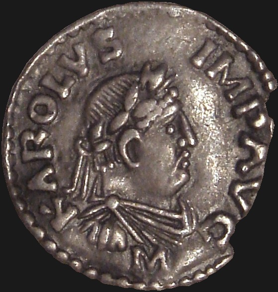 Monnaie de Charlemagne. Portrait de profil le montrant avec une moustache.