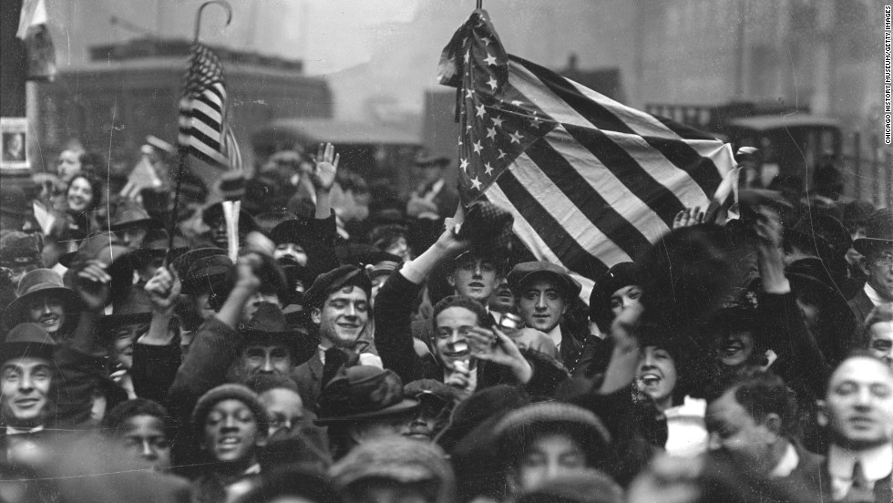 Le krach boursier de 1929. Il est bien loin d'être imaginable. Célébrations de l'armistice et de la victoire aux Etats-Unis, à Chicago, en novembre 1918. 