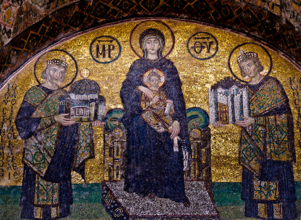 Constantin, à droite. Justinien, à gauche, bâtisseur de Sainte-Sophie, symbole de sa puissance.