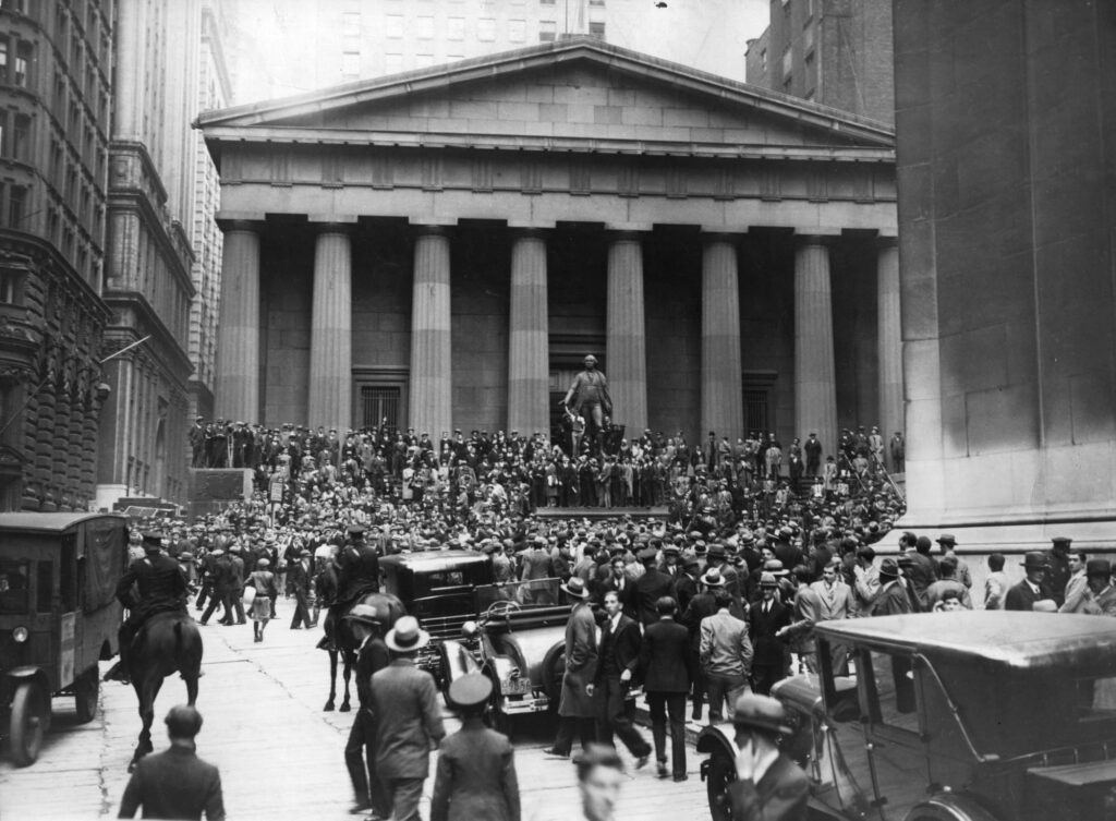 Les épargnants se rassemblent à Manhattan, face à Wall Street, fin octobre 1929