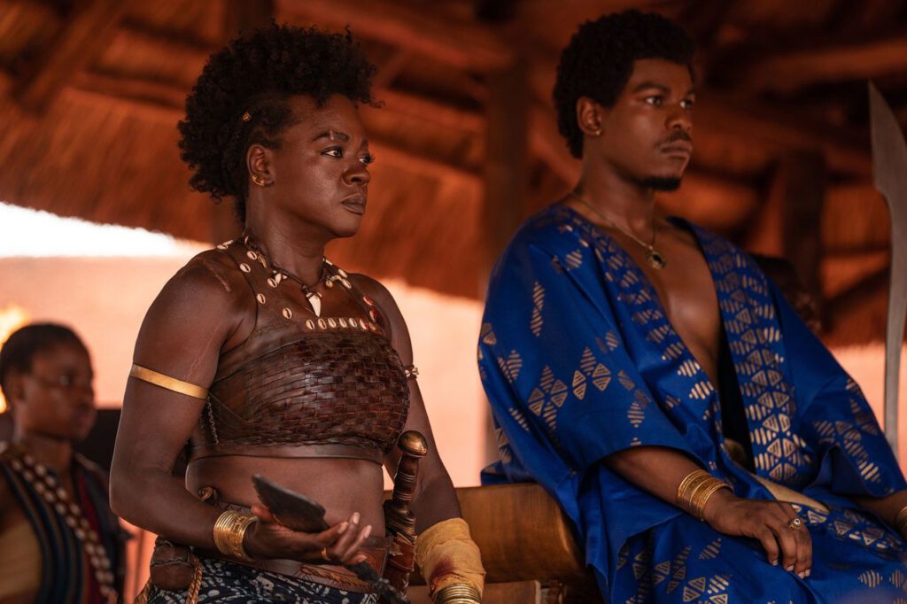 La générale Nanisca (Viola Davis) et le roi Ghezo (John Boyega) - Crédits : TriStar Productions