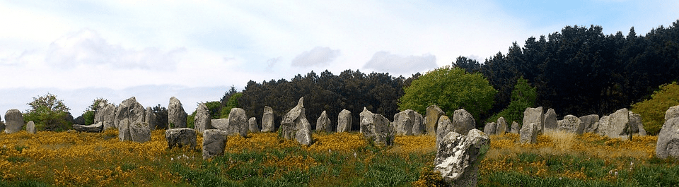 Alignements de Carnac, symboles de la révolution Néolithique en Bretagne.