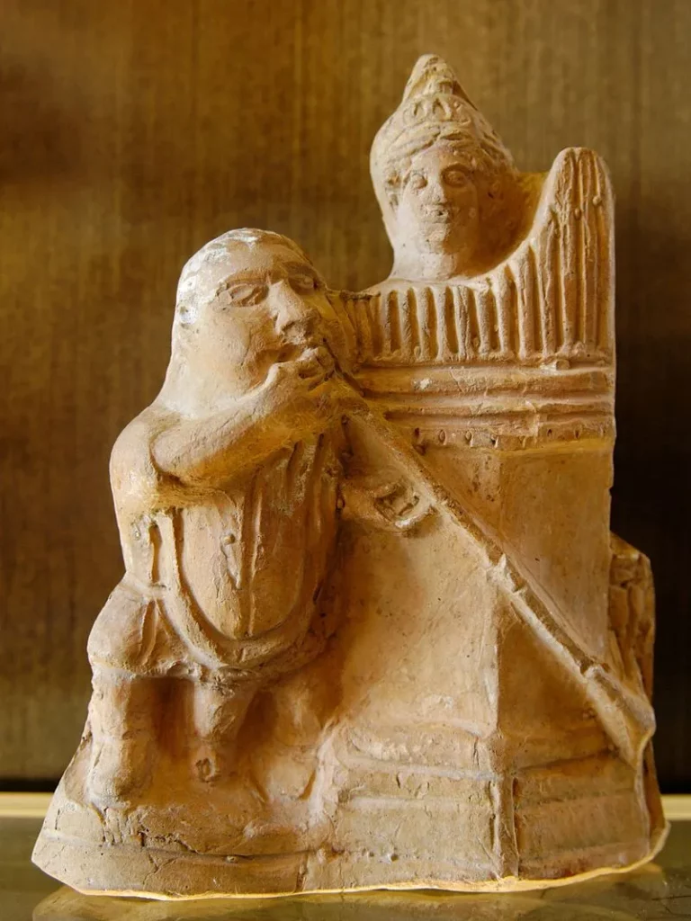 Terre cuite du Ier siècle av. J-C. représentant un jouer d'orgue hydraulique et un jour de salpinx.