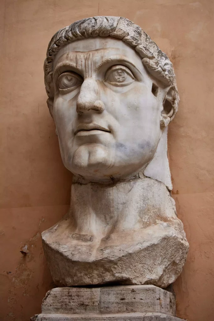 Tête du colosse de Constantin à Rome.