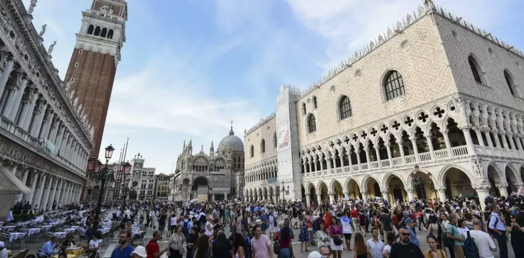 Tourisme de masse sur la place Saint-Marc à Venise en 2019.