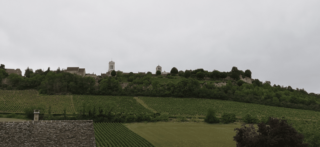 Vue sur l'abbaye de Vézelay et ses contrebas où, en 1146, Bernard de Clairvaux prêcha la deuxième croisade.