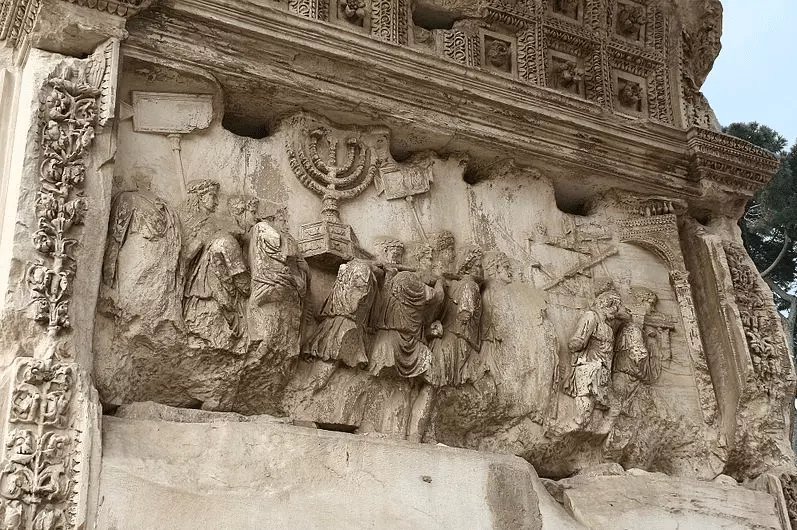Un candélabre volé dans la ville de Jérusalem dont le temple fut détruit par l'empereur romain en l'an 70.