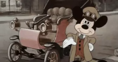 Mickey Mouse posant à côté d'une des premières voitures des années 1890 dans un des dessins animés abordant la Révolution industrielle.