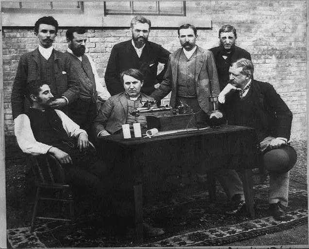 Thomas Edison et William Dickson, pères du cinéma, en 1892, parmi d'autres hommes.