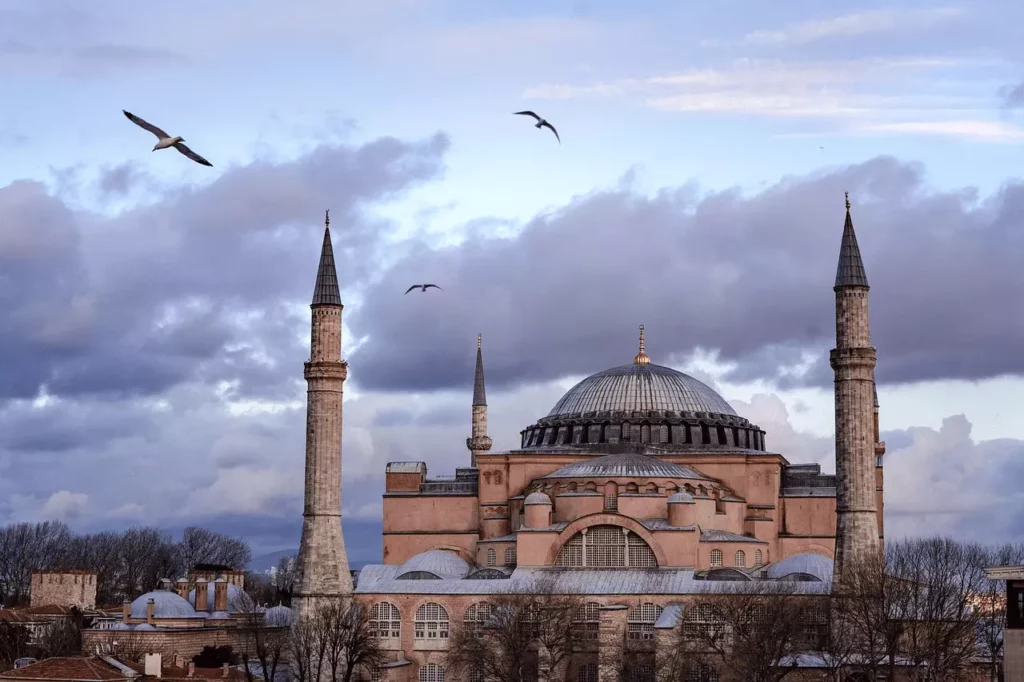 L'église Sainte-Sophie (désormais mosquée Hagia Sophia) à Isanbul, édifiée sous Justinien, empereur byzantin.